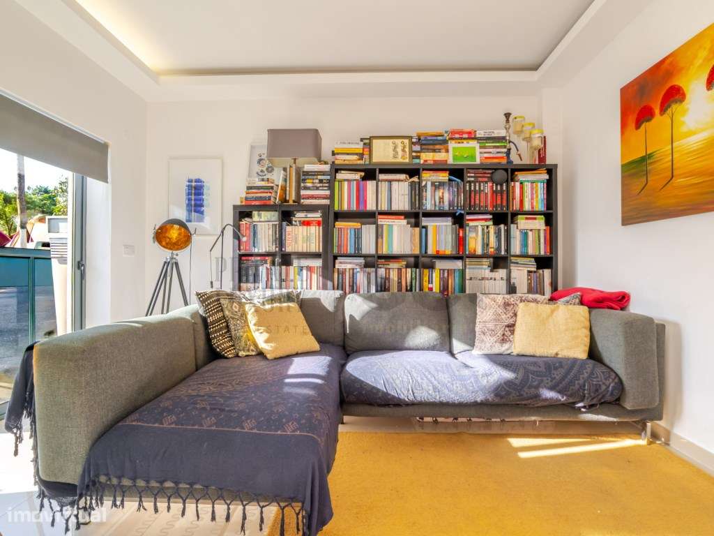 Moradia T4 na Aroeira, contemporânea com piscina e cave-6