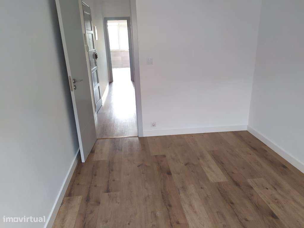 T2 remodelado e semiequipado na Amadora-11