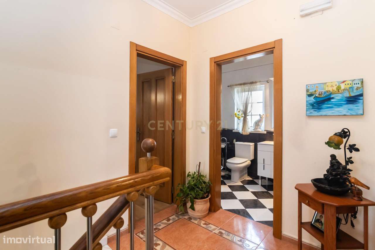 Moradia T4 Independente com garagem e jardim em Setúbal-35