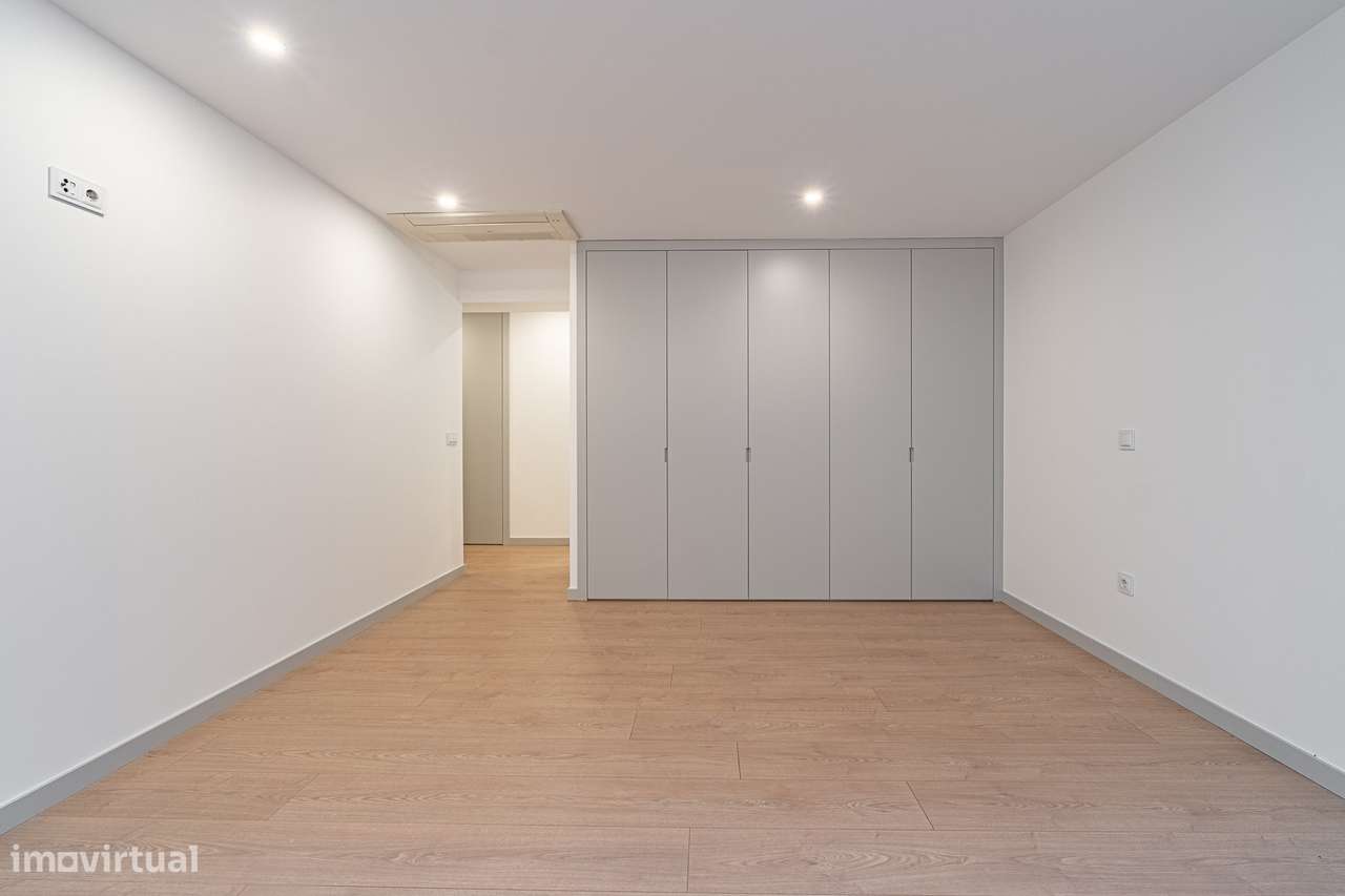 T4 amplo, 4 suites e estacionamento 4 carros – Marquês, Porto-27