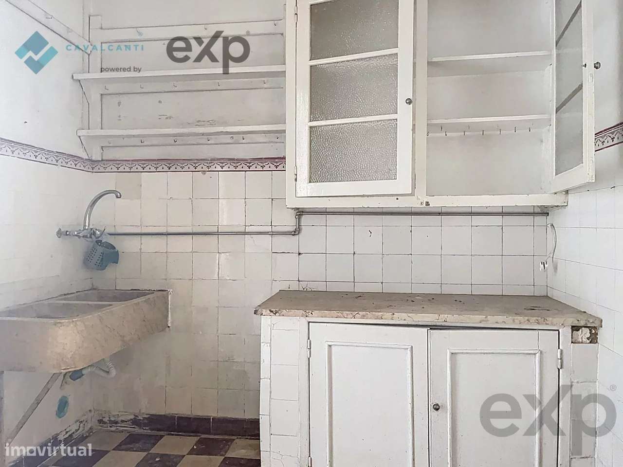 T3 com charme e logradouro Para Remodelar – Lisboa-35