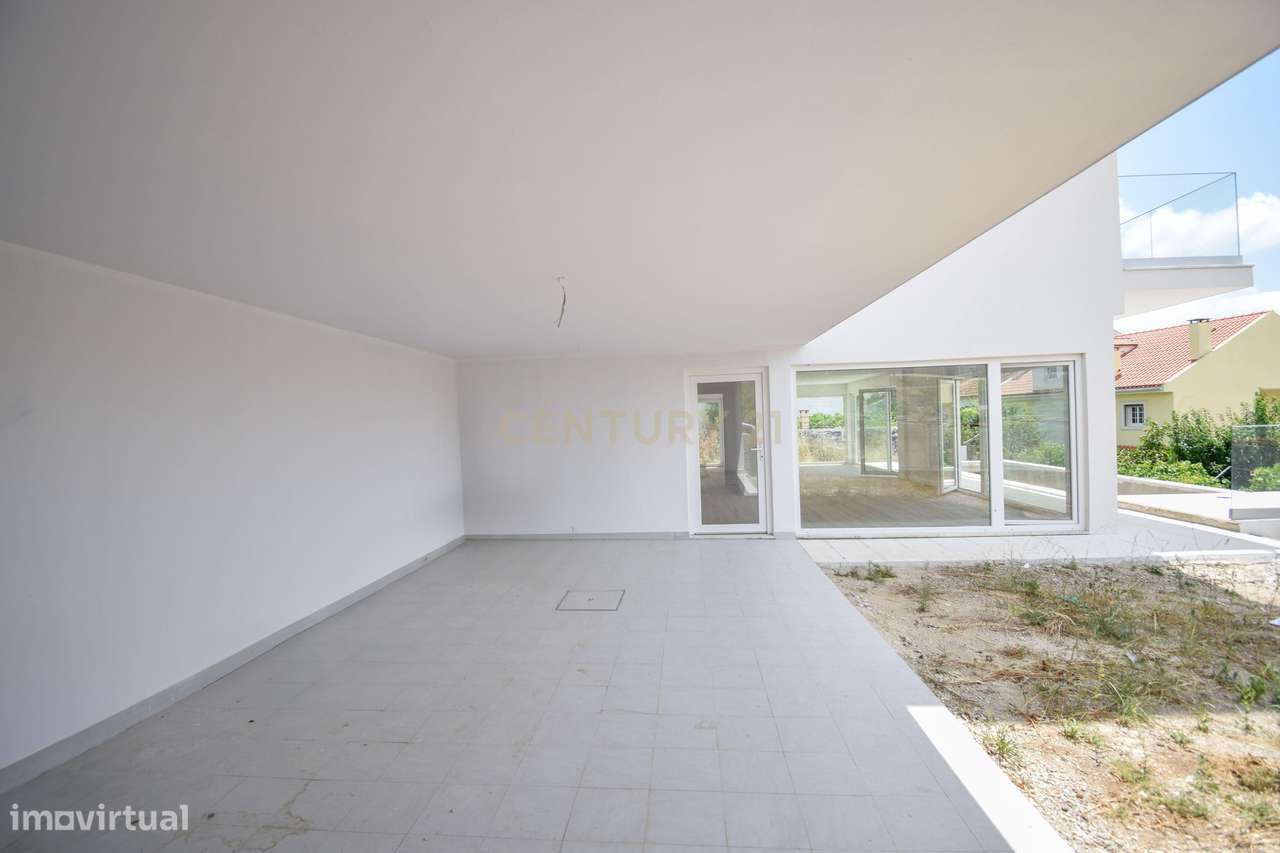 Moradia T4 de Arquitetura Moderna e Sustentável em Famões - Casal do R-32