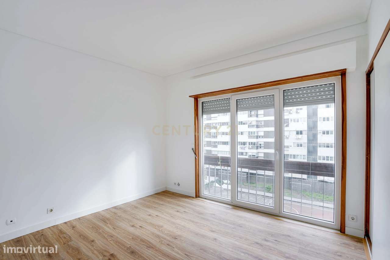 T2 transformado em T3, totalmente remodelado, localizado numa das zona-8