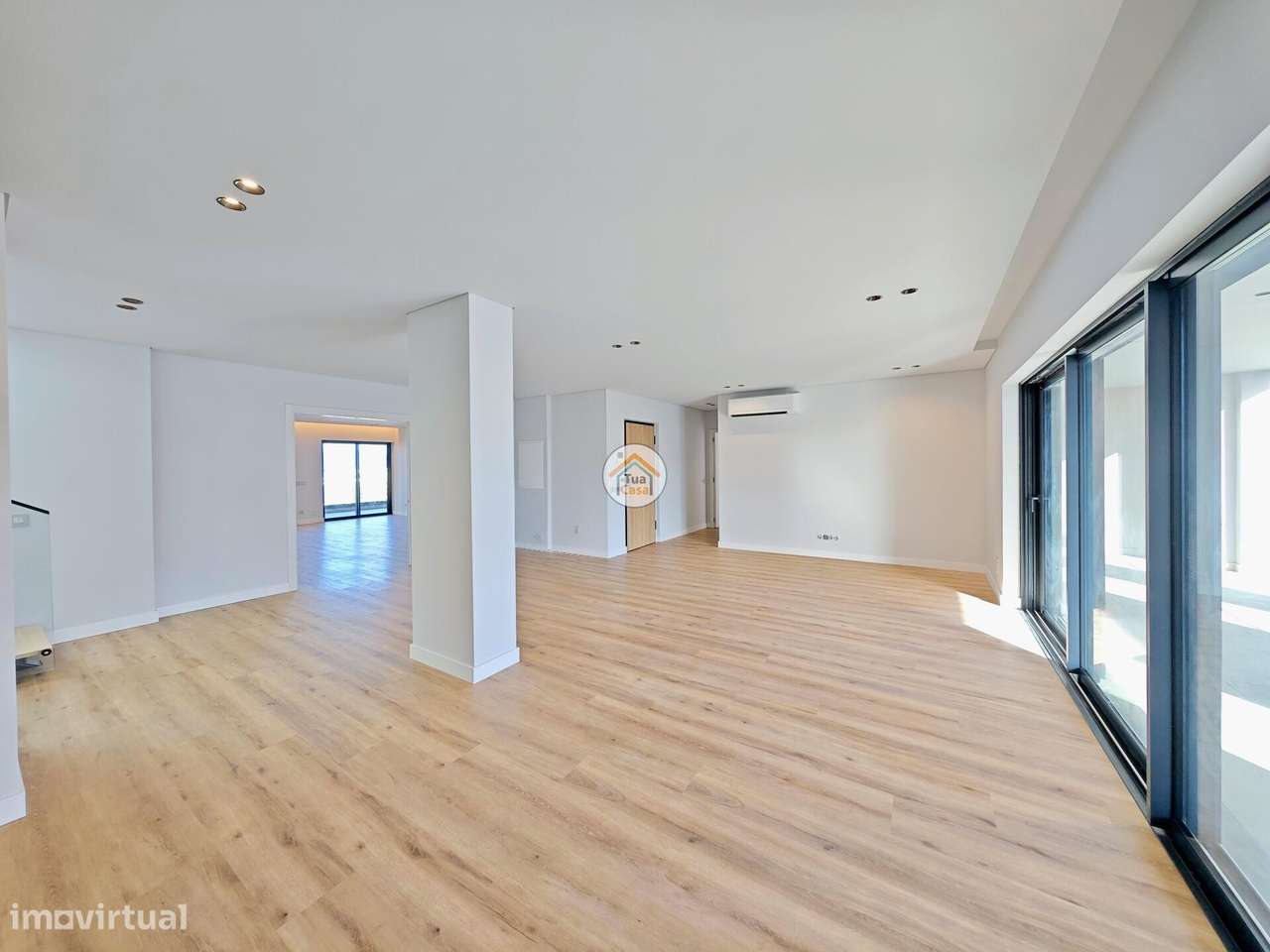 Penthouse de luxo com piscina, elevador privado e vista panorâmica sob - Grande imagem: 2/60