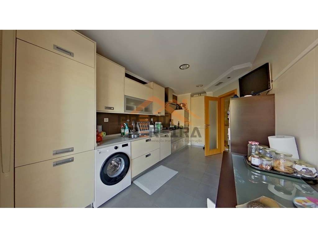 Situado na Urb. Colinas do Cruzeiro, T3 com três varandas e box par... - Grande imagem: 2/23