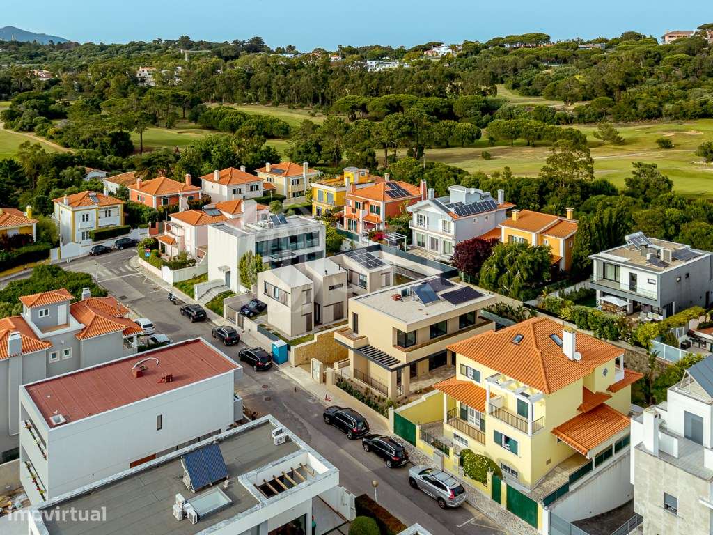 Moradia T3+1 com jardim, piscina e garagem, no Estoril-39