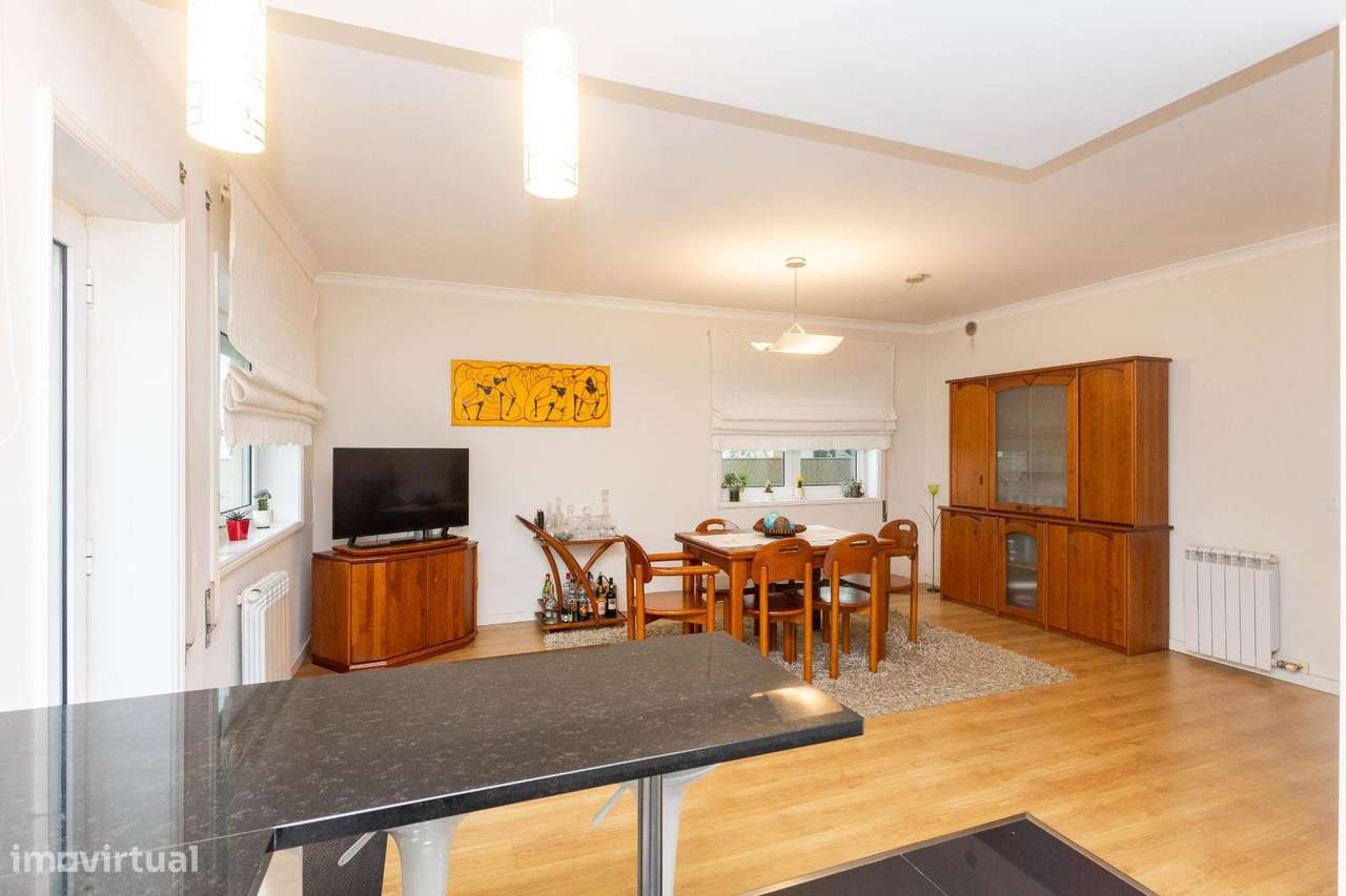 Moradia T4 na Maia – Renovada, 3 Frentes, Terraço e Garagem a...-13