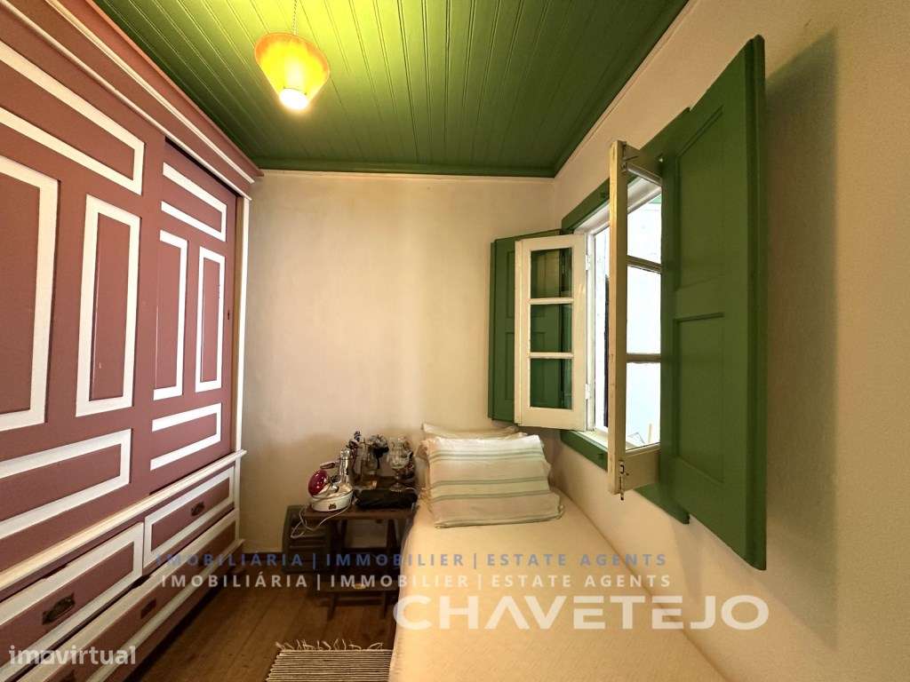 Quintinha com duas casas de campo e uma arrecadação a cerca de 4 km...-22