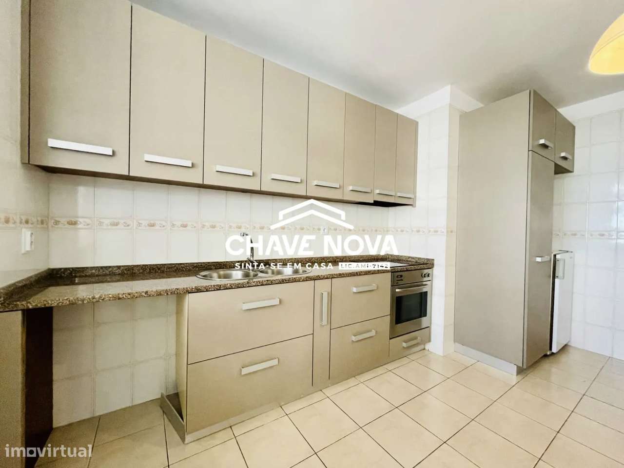 Apartamento T3 com Terraço junto à EN1 em Santa Maria da Feira-4