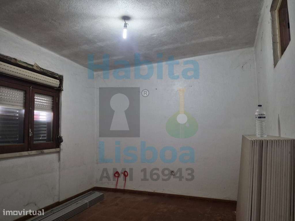 Moradia V2 para Venda em Vialonga - A Necessitar de Obras-8