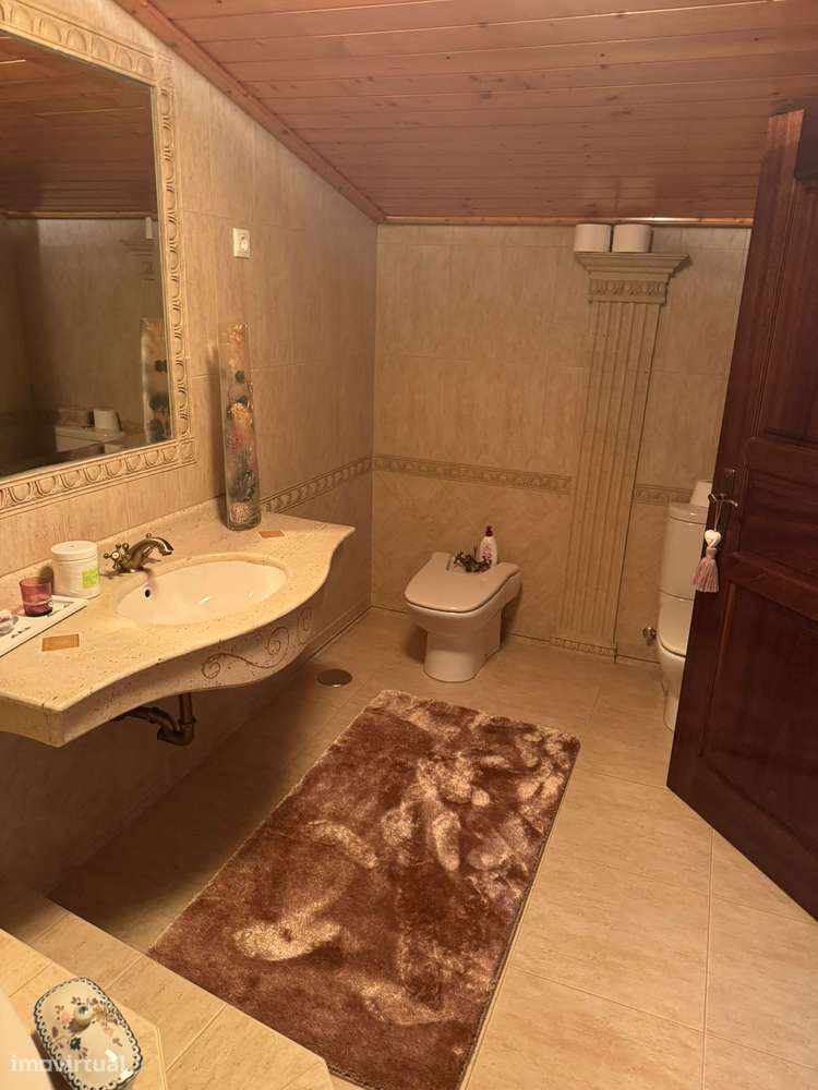 Moradia térrea T4 em pedra com 386m2 e terreno com 6.000m2, anexos.-50