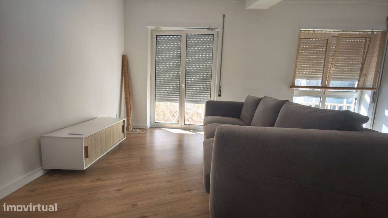 Apartamento T2 remodelado, com varanda e sótão. Centro da cidade.-5