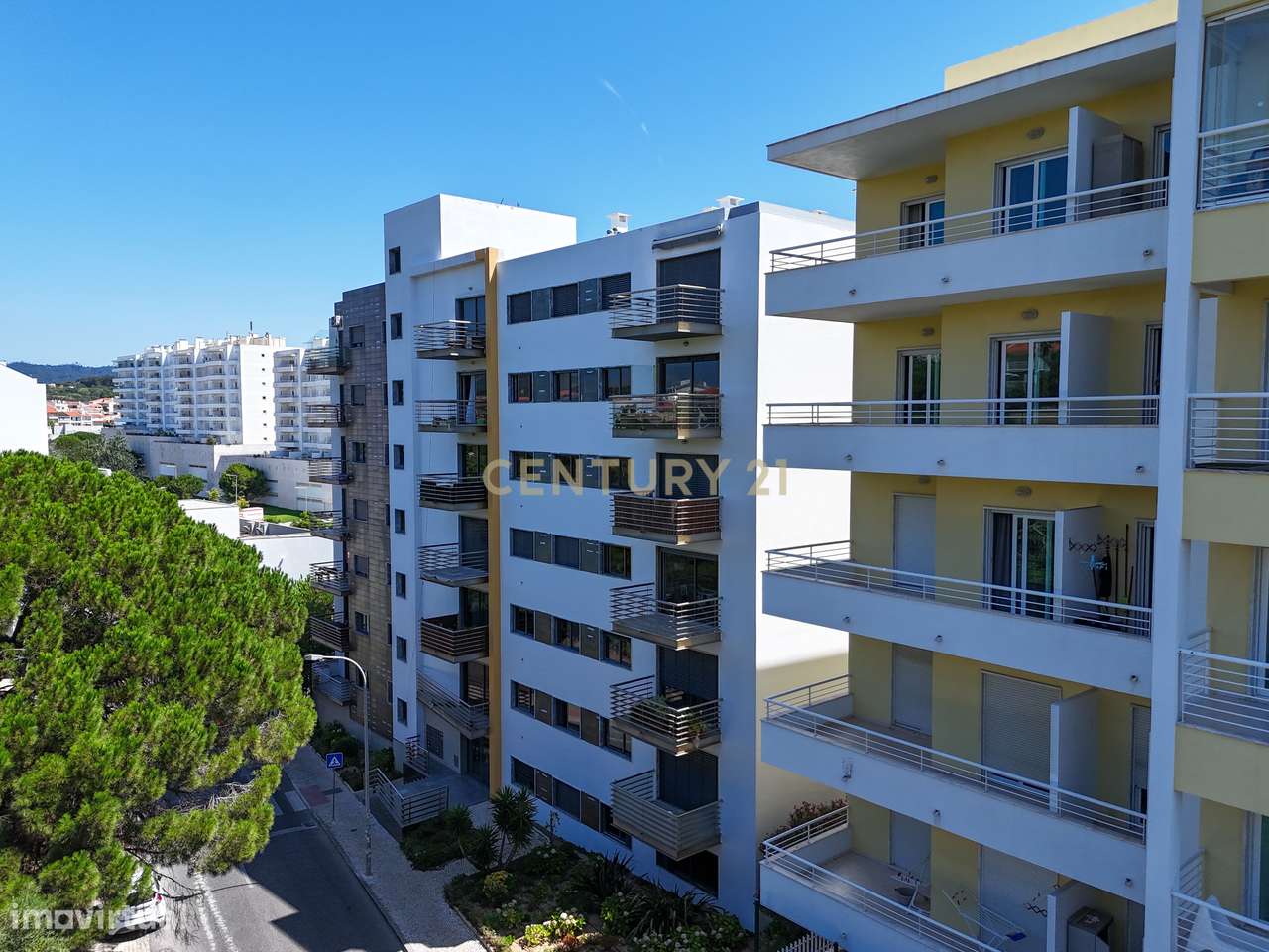 Elegante Apartamento T3 no Estoril com Box Fechada para 3 carros a pou-41