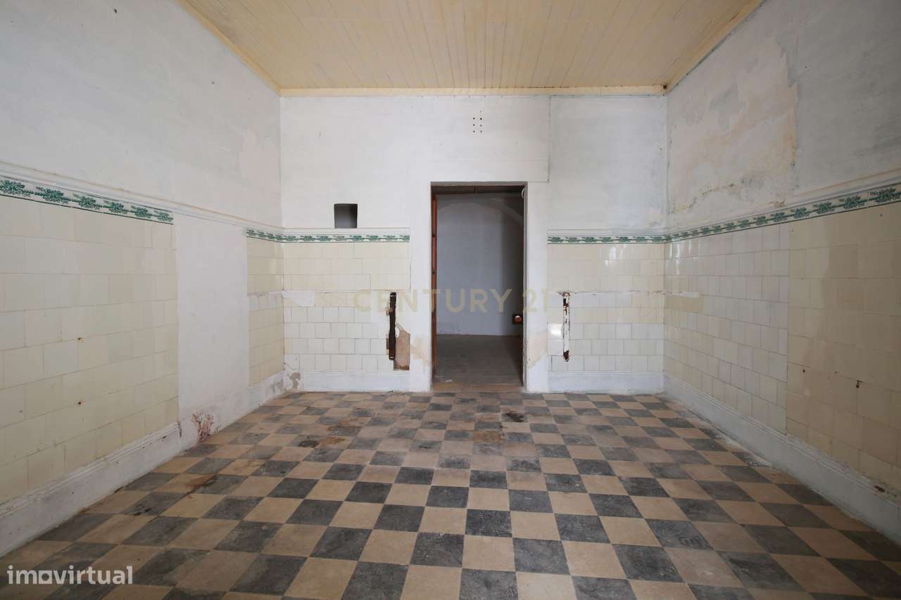 Apartamento e arrumos para venda em Borba-2