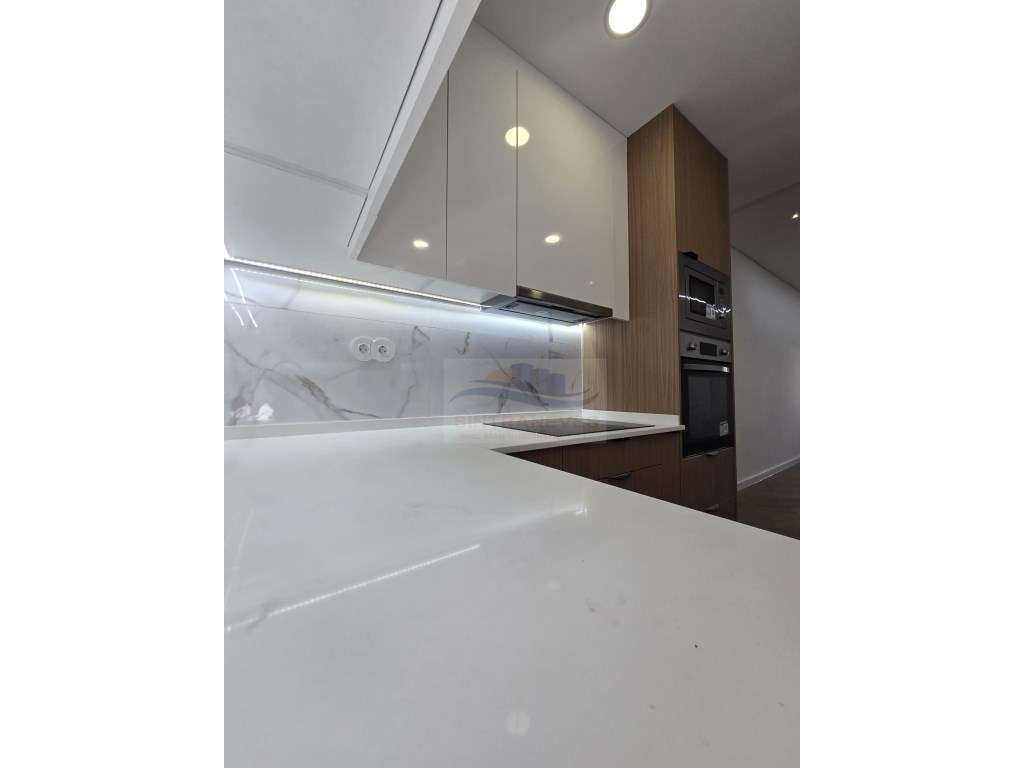 T3 Junto á Urbanização Vila Chã, com 2 WCS e Varandas - Totalmente ...-4