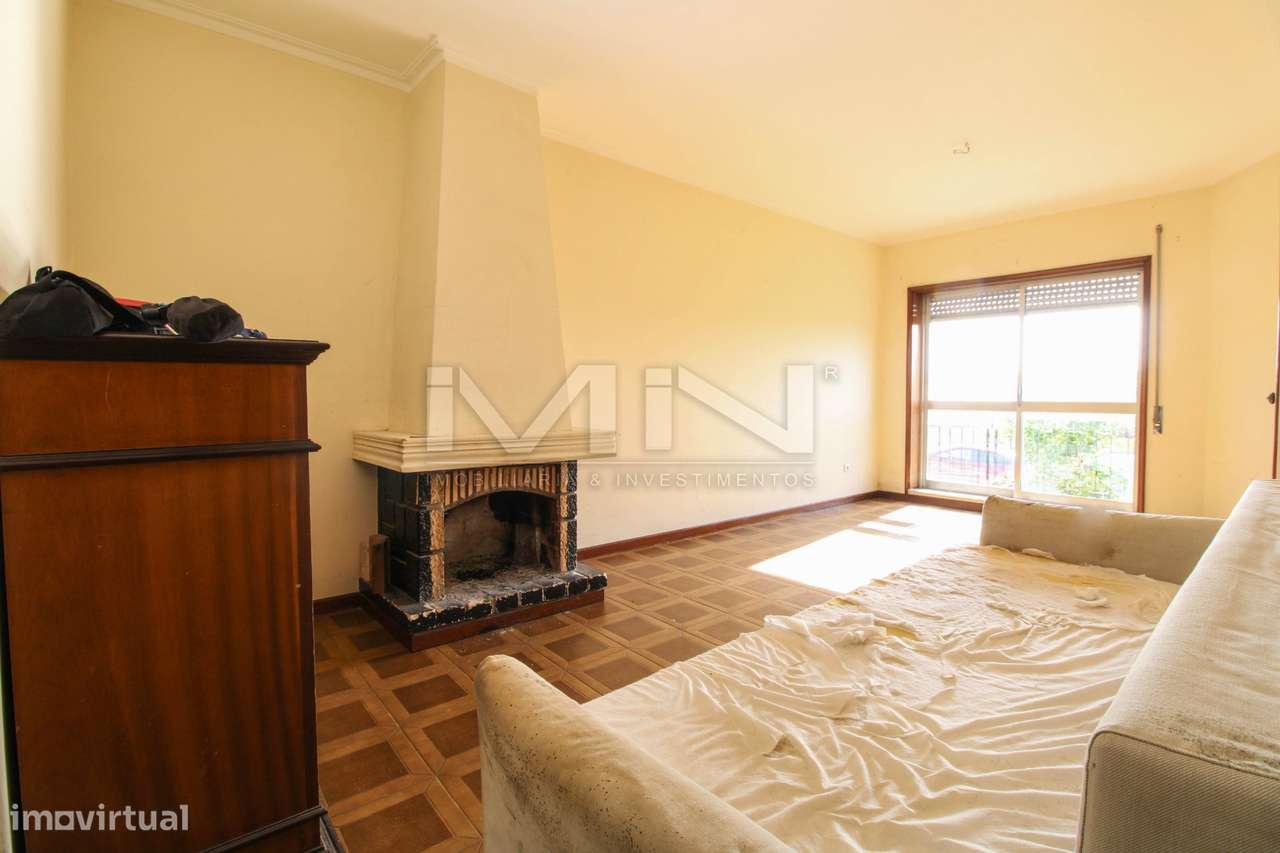 Moradia de 3 Frentes com Vista Panorâmica no Coração de Gondomar-5