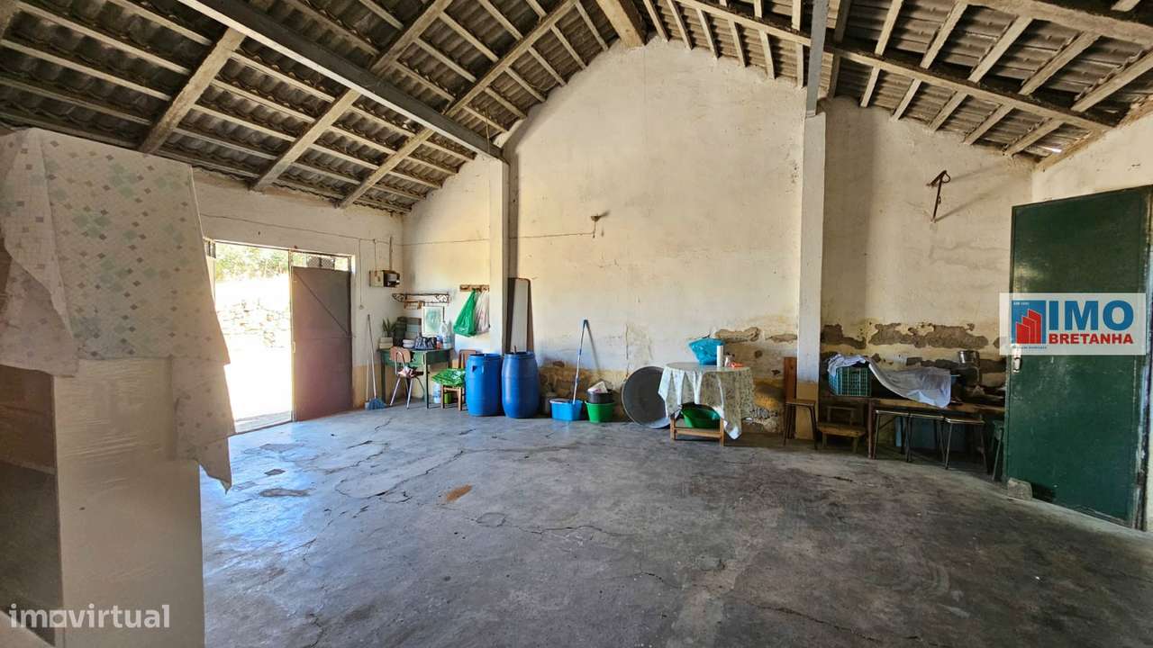 Garagem com terreno e anexos na Lousa-3