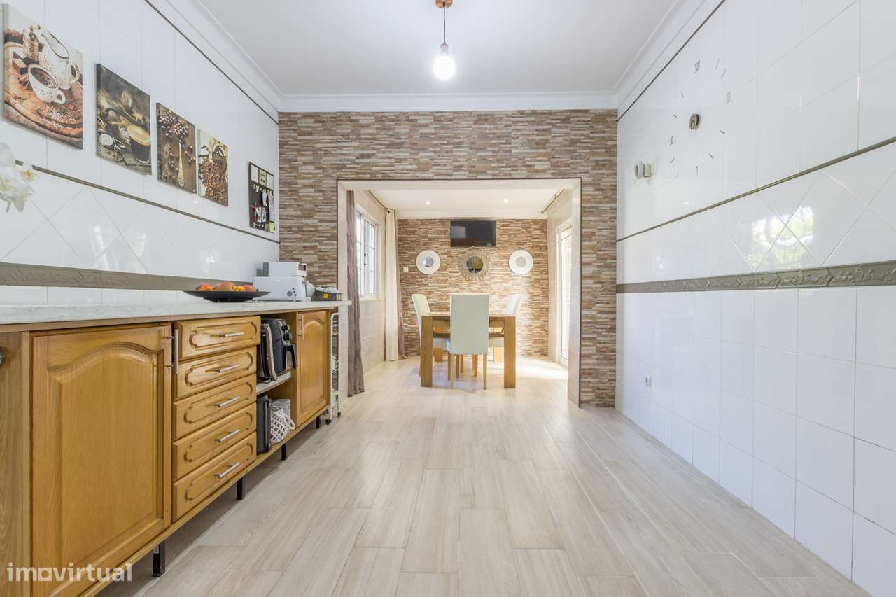 Moradia geminada de tipologia T3 com piscina, garagem e jardim-12