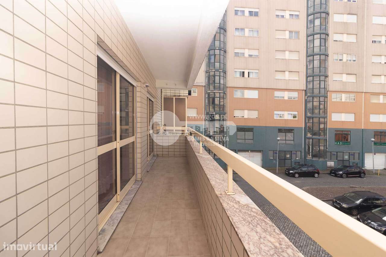 Apartamento T3 c/ lugar de garagem - Edifício do Galo-23
