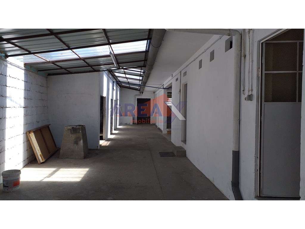 Armazém a 2km do centro da cidade. Próximo do acesso ao IC2. - Grande imagem: 4/10