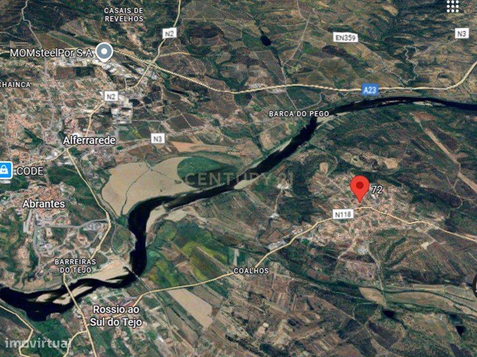 Moradia T4 com terreno em plena vila do Pego – Oportunidade de investi-8