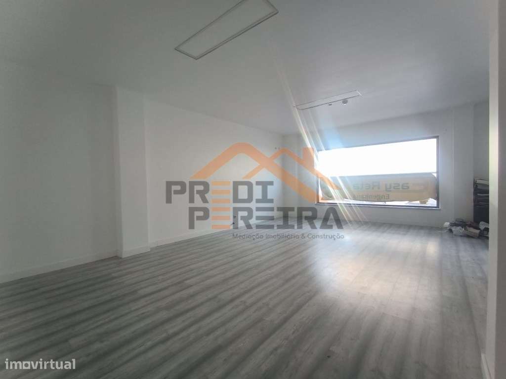 Loja situada na quinta do Conventinho, Loures. - Grande imagem: 2/19