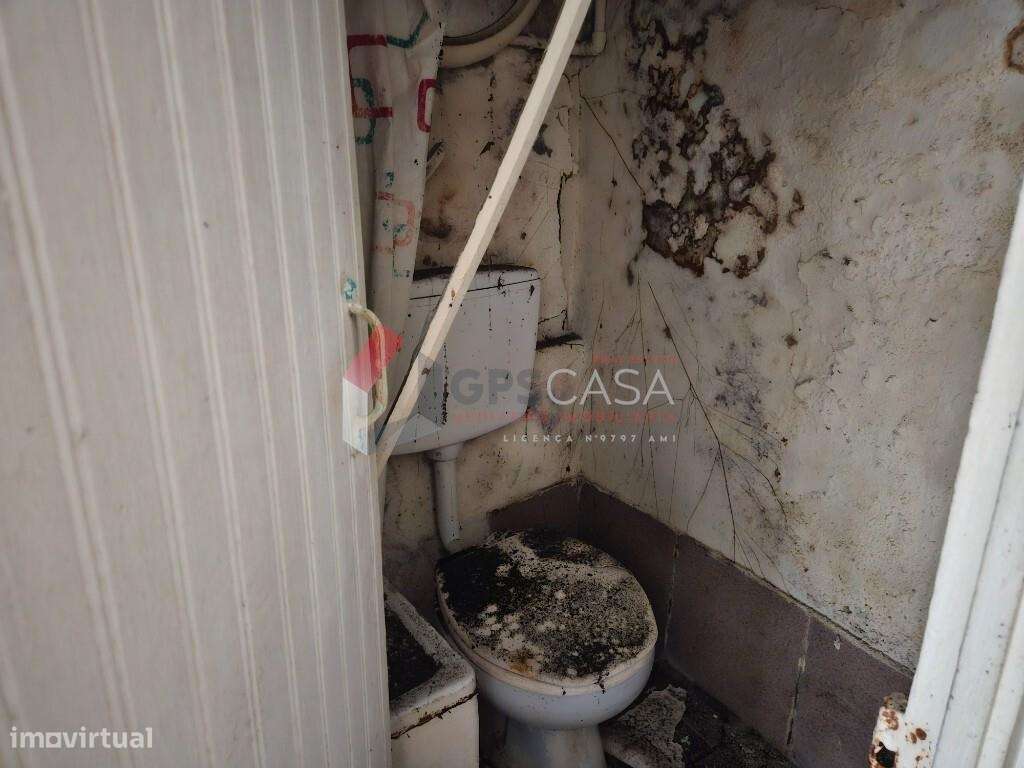 Moradia T2 para recuperar – Próxima do centro da Praia da Vitória-7