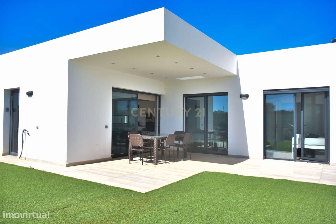 Luxo e Tranquilidade em Sagres: Uma Moradia Contemporânea à espera de-30