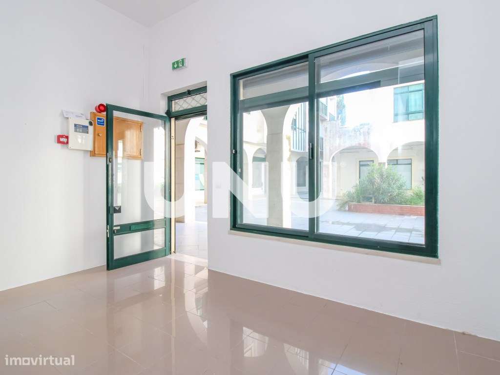 Loja na Vila de Alenquer, com lugar de estacionamento! - Grande imagem: 5/16