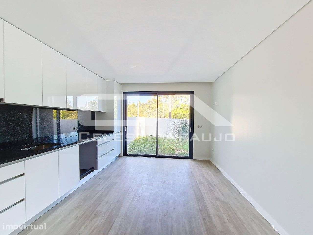 Moradia T3+1 Nova em Espinho-10