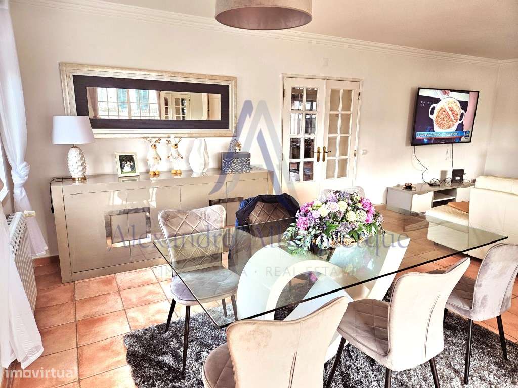 Moradia Isolada T4 de Prestígio com Piscina e Jardim-8