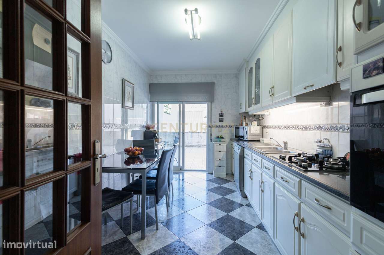 Apartamento T3 com 2 Suites e Terrço-Minde-3