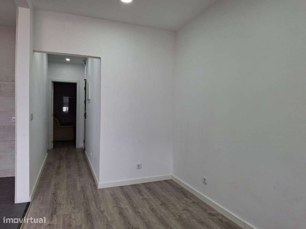APARTAMENTO T1+1 NA RUA 26 DE JANEIRO - BAIXA DA BANHEIRA-4