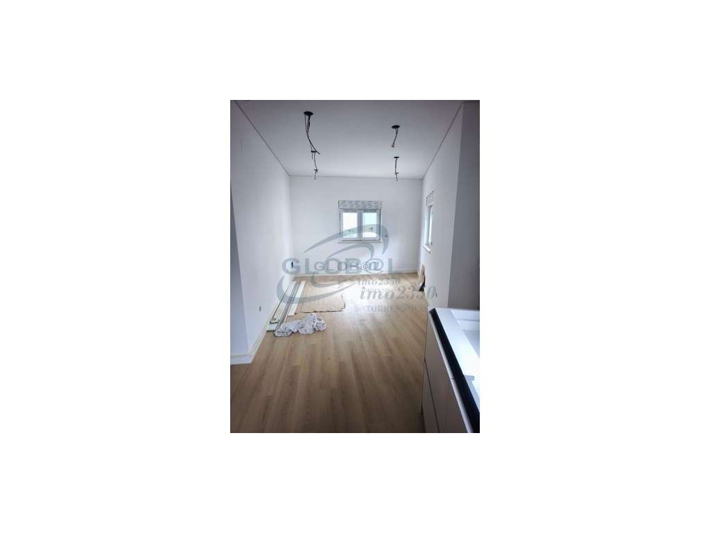 Apartamento T3 Totalmente Remodelado: O Seu Novo Lar de Sonho - Grande imagem: 3/8