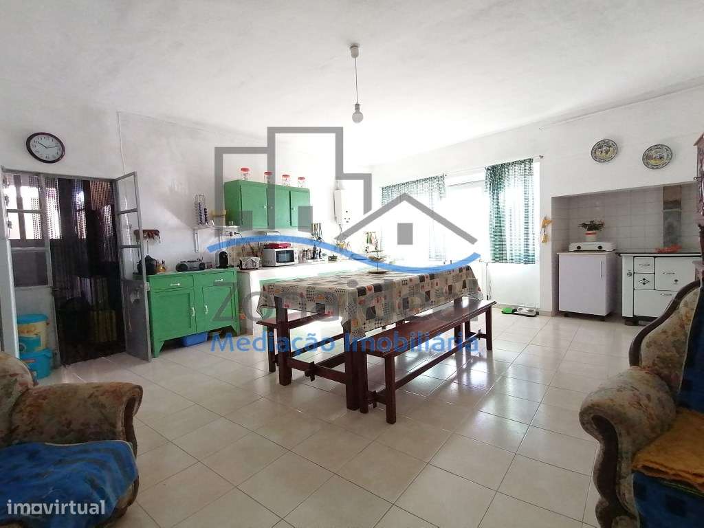 Moradia com dois pisos e logradouro, localizada em Alenquer - Grande imagem: 4/46