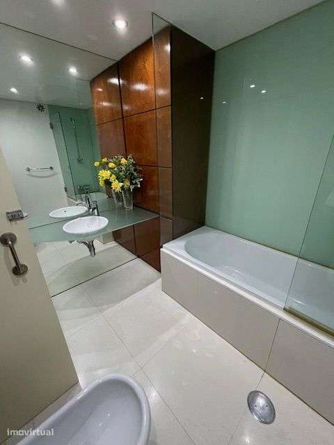 Apartamento T4 Duplex c/ garagem fechada p/ 2 carros.-13