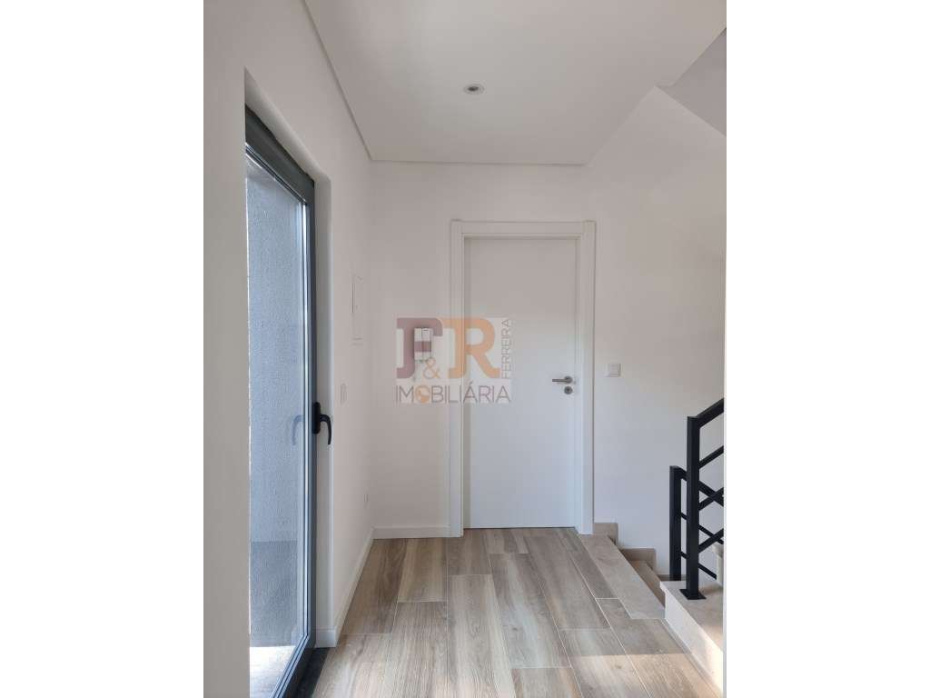 Moradia Geminada T3 com garagem e Terraço Quinta do Conde Sesimbra-41