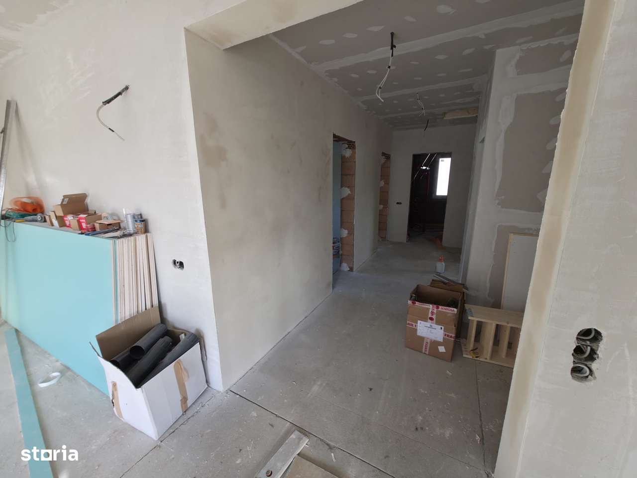 2 case tip parter, 4 camere, 2 bai, 5 arii teren, la cheie + gard-3