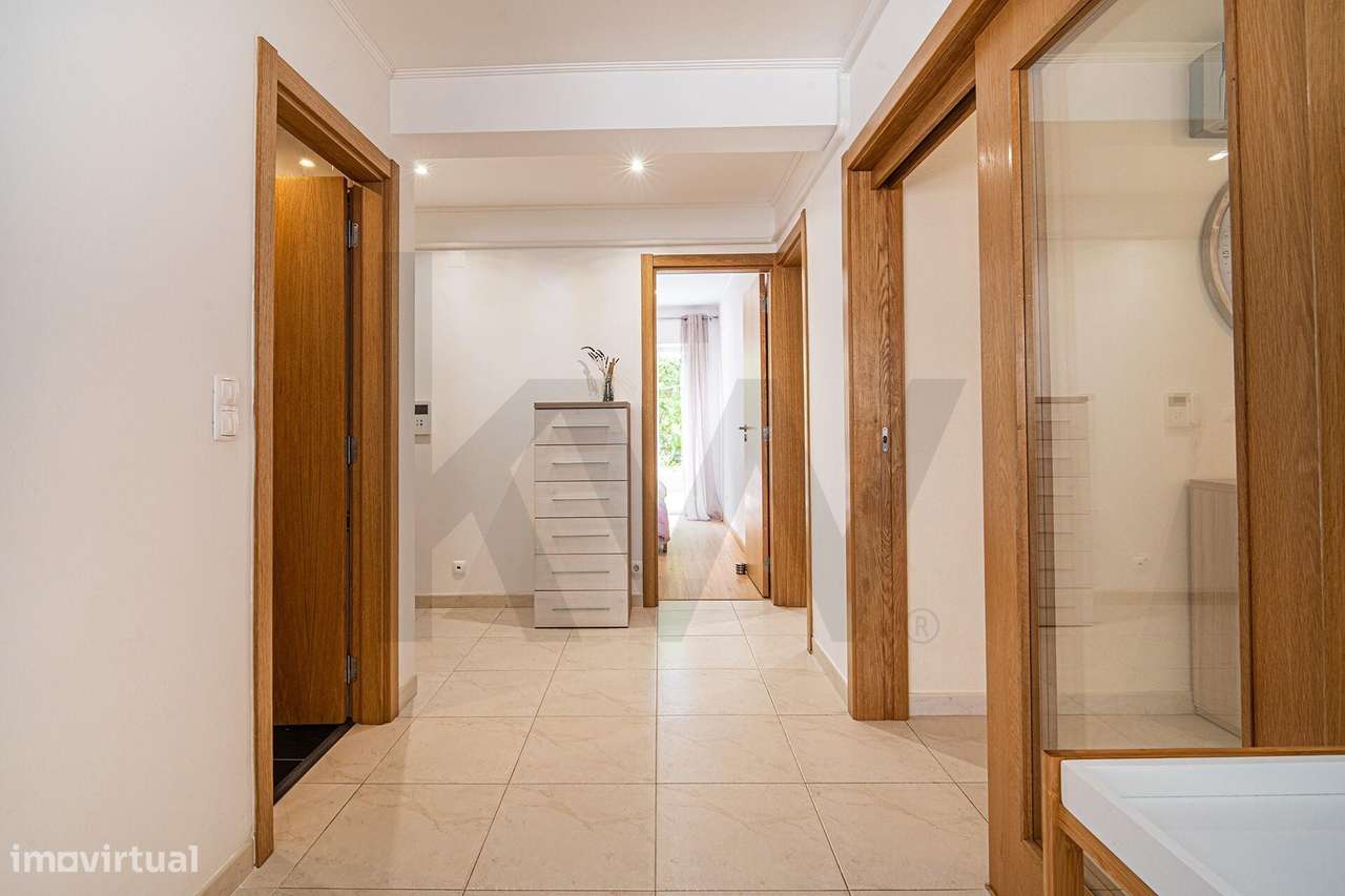 Apartamento T2 em Paço de Arcos: Conforto Exclusivo com Pátio Privativ-6