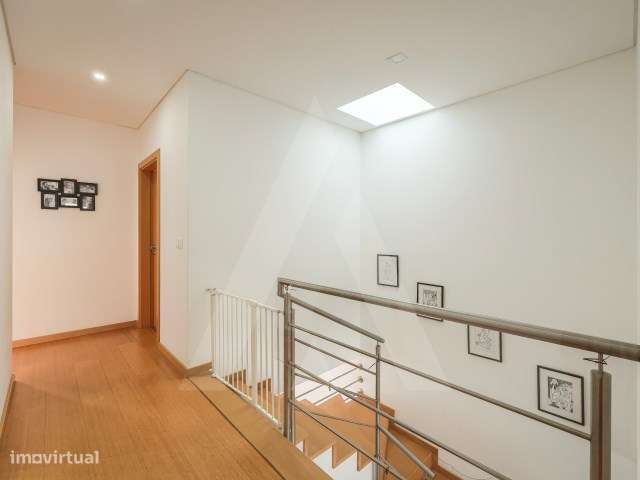 Moradia T4 de arquitetura moderna localizada em Aradas-10
