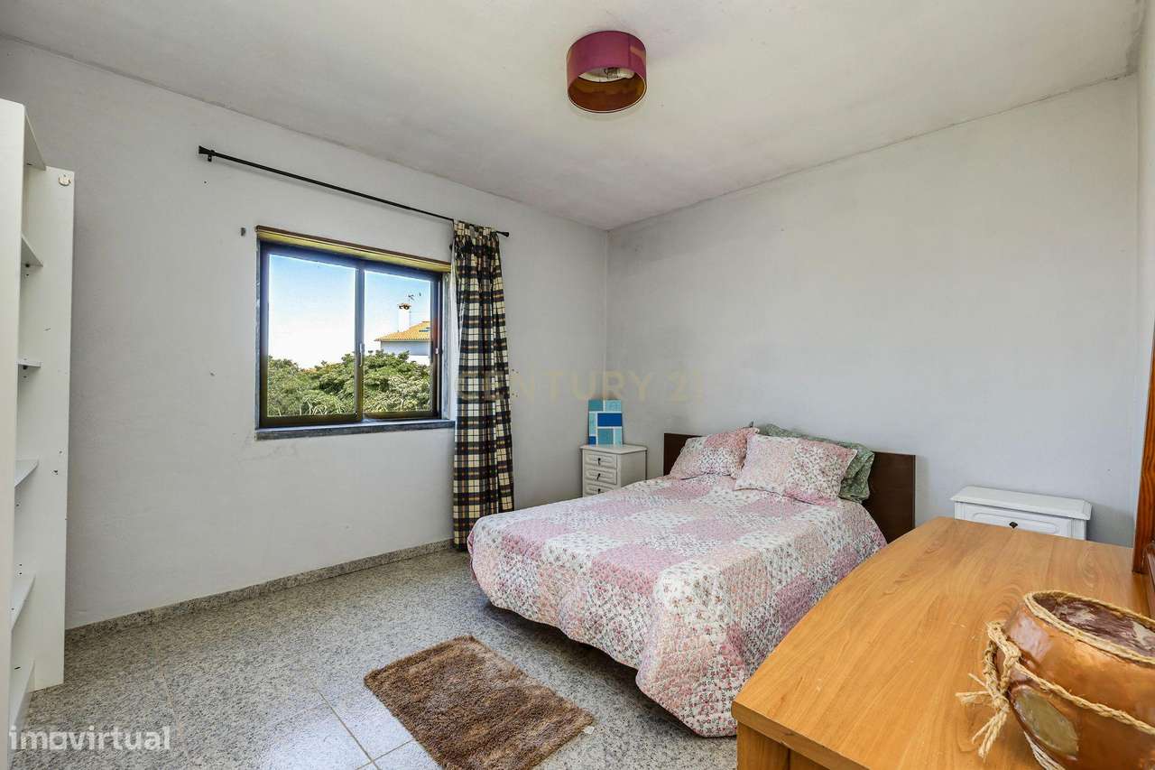 Moradia com Terreno Amplo e Vista Mar na Carvoeira-40