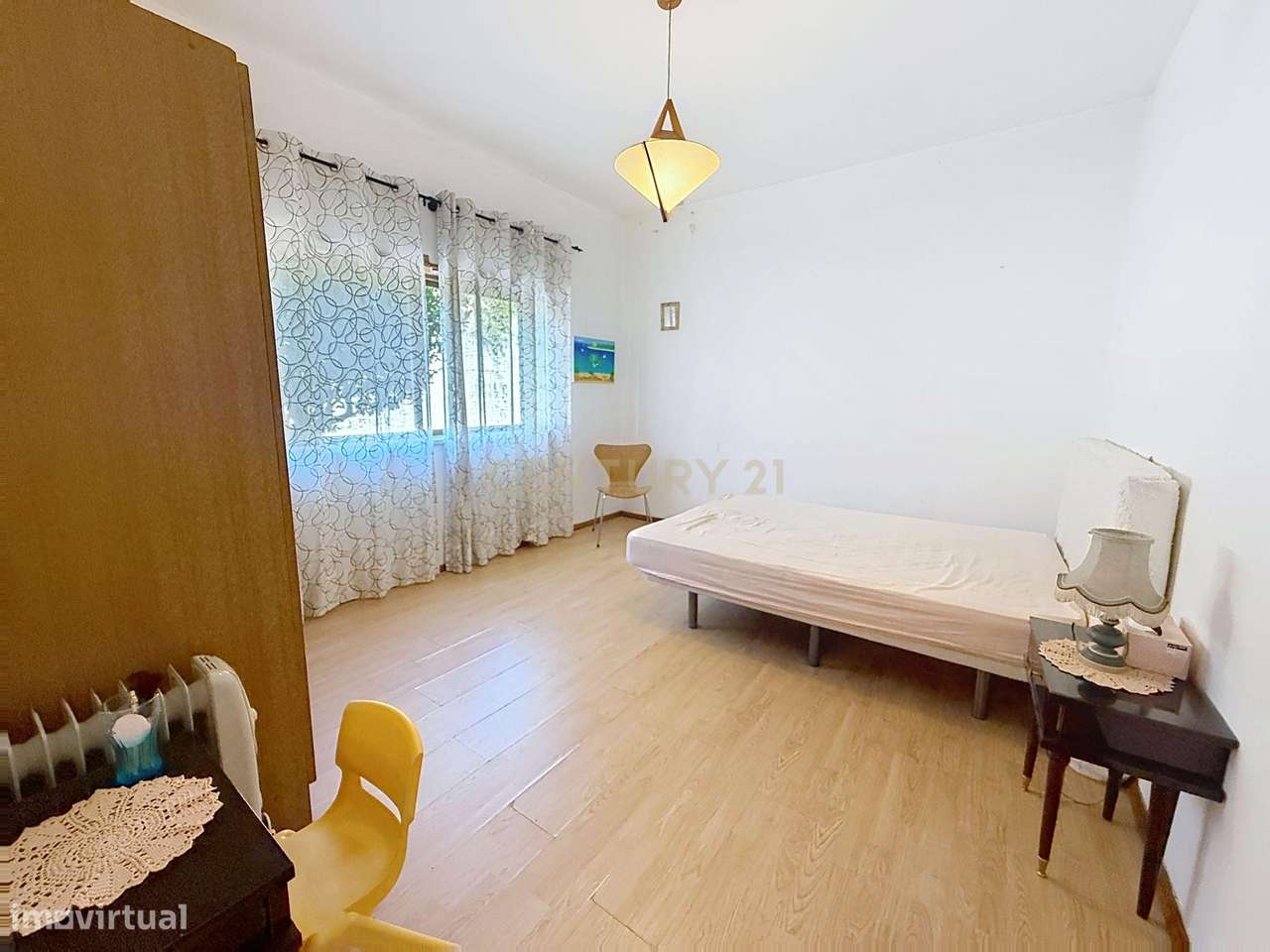 Moradia Espaçosa com 5 Quartos, Garagem Dupla e Vistas Deslumbrantes s-27