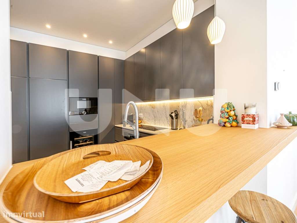 Apartamento T5 transformado em T3, remodelado, com 3 Suítes, na Rua...-3