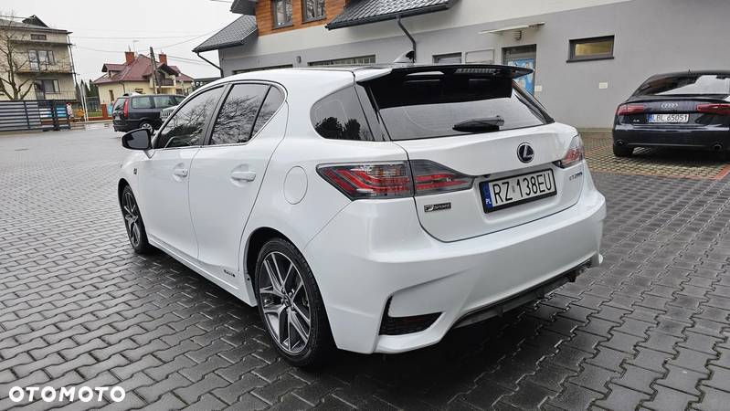 Lexus CT - 9