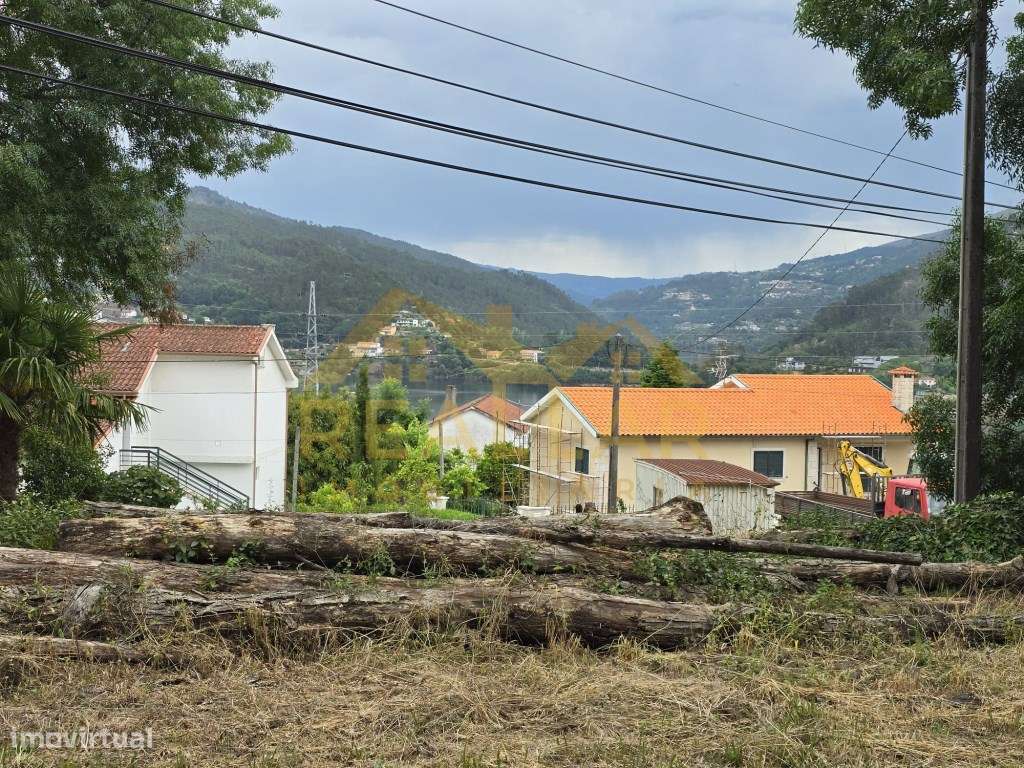 Terreno com Vistas Deslumbrantes sobre o Rio Caldo - Gerês-6