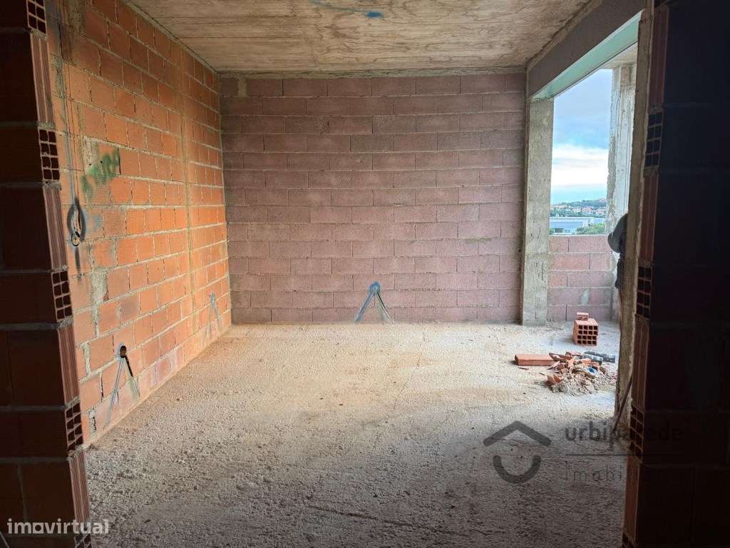 Moradia V4 na Adroana, em face de acabamento.-22