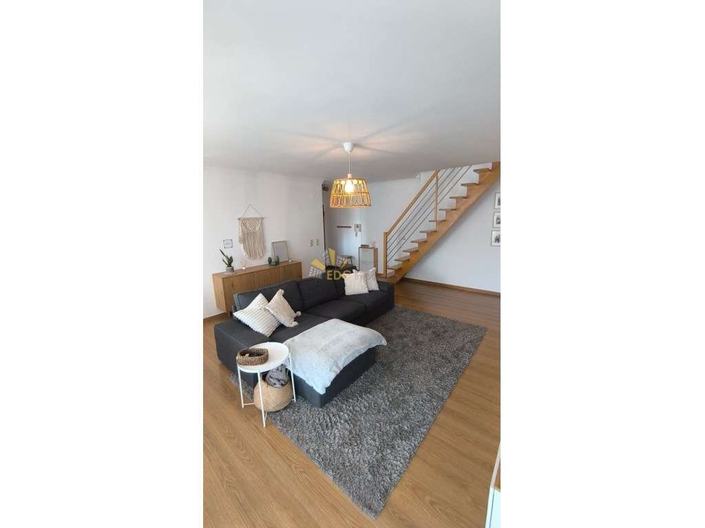 Apartamento Duplex T2+1 com Parqueamento, Arrecadação e Varanda | E...-3