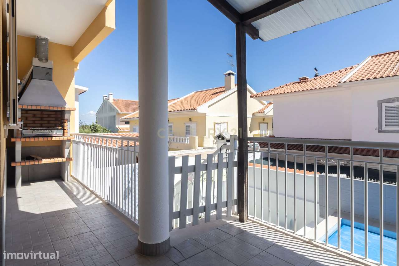 Moradia T3 com Piscina e Excelentes Áreas nos Foros de Amora-14