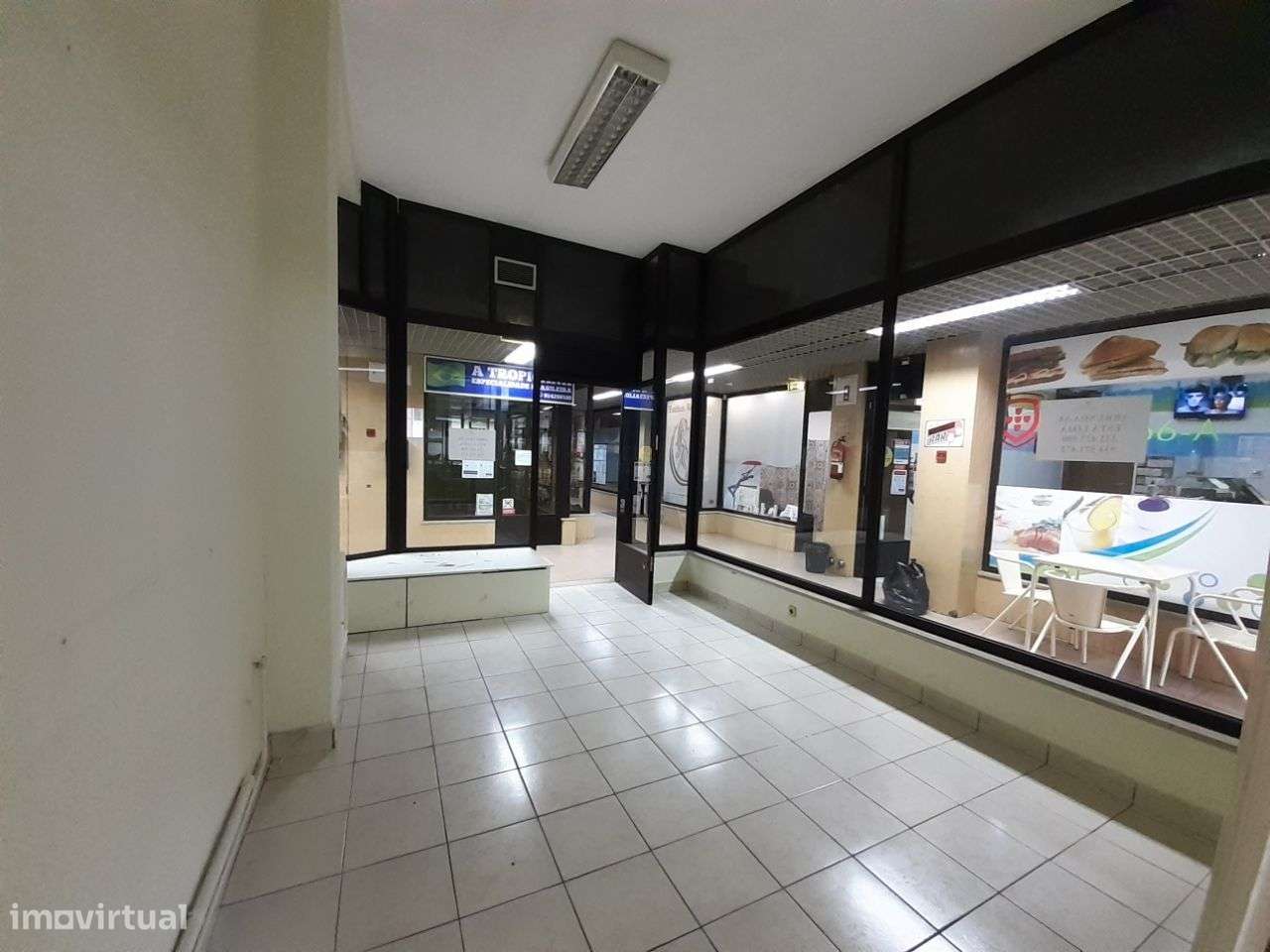 Loja com montra para o parque da cidade - Grande imagem: 4/17