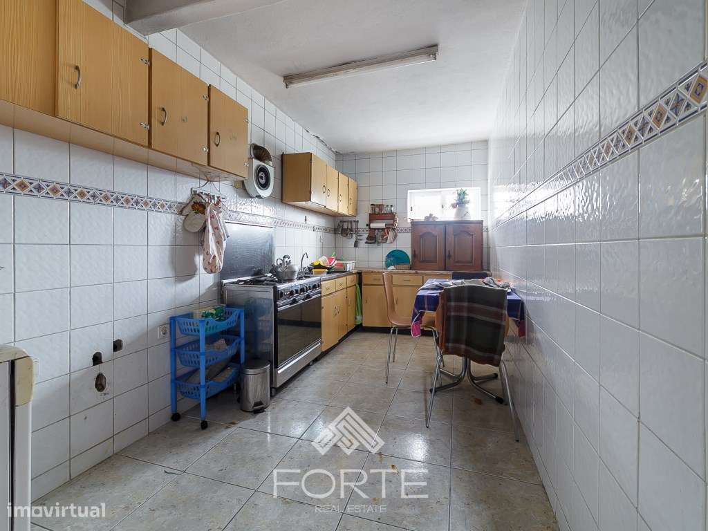 Moradia com pavilhões industriais e terreno-18